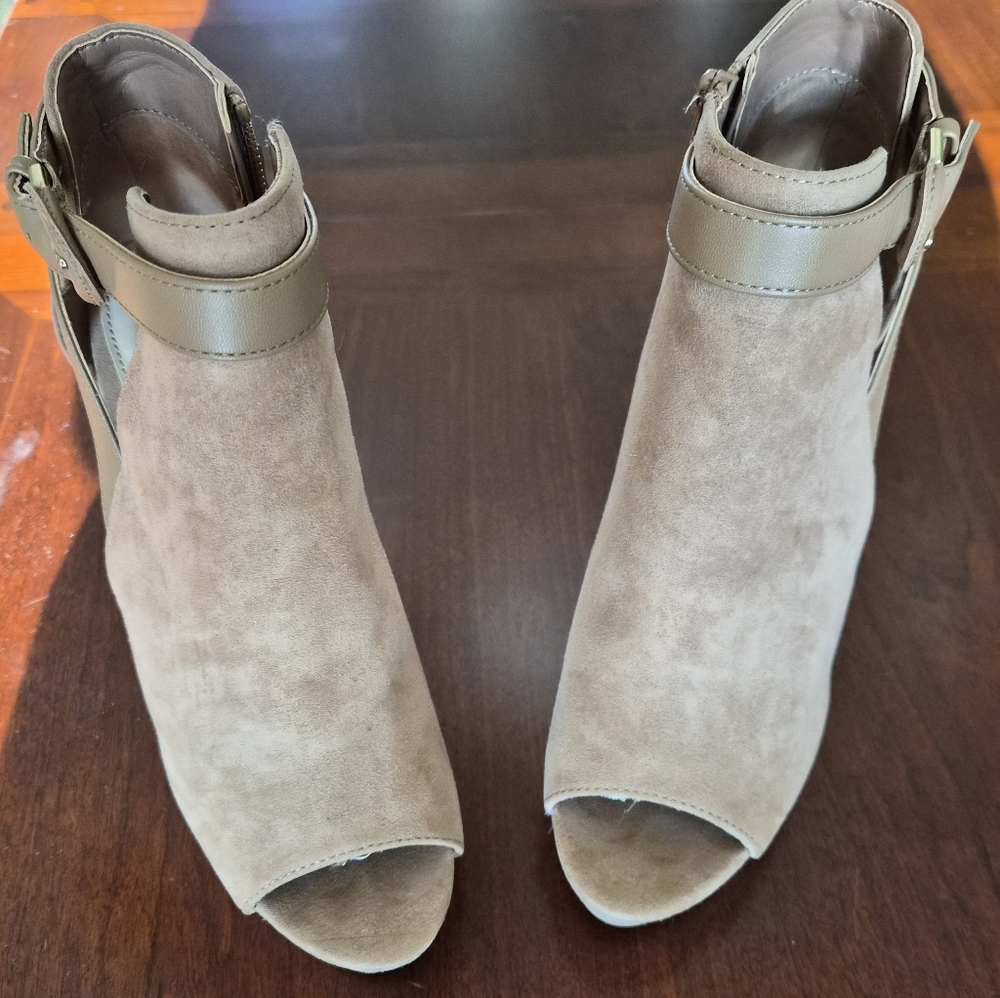 Apt 9 Defined Comfort Clerk Tan Peep Toe Ankle Booties with Memory Foam Sole Sz8